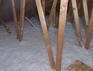 Zateplení stropu novostavby pomocí foukané izolace